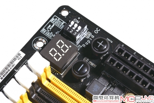 3. Z77 OC Formula在主板供电模块附近设计了两个标识为“+”和“-”的黑色按钮，这是华擎为一般超频爱好者设计的“懒人”调校模式。