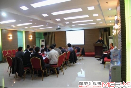 图为：航嘉检测中心负责人罗勇进主持会议